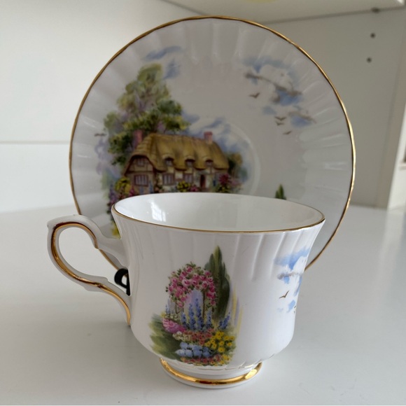 EUC Vtg Royal Stafford Teacup and Saucer with a Thatched Cottage and Garden - Picture 4 of 9